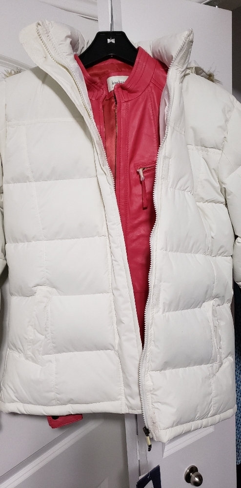 Short puffer jacket with hood